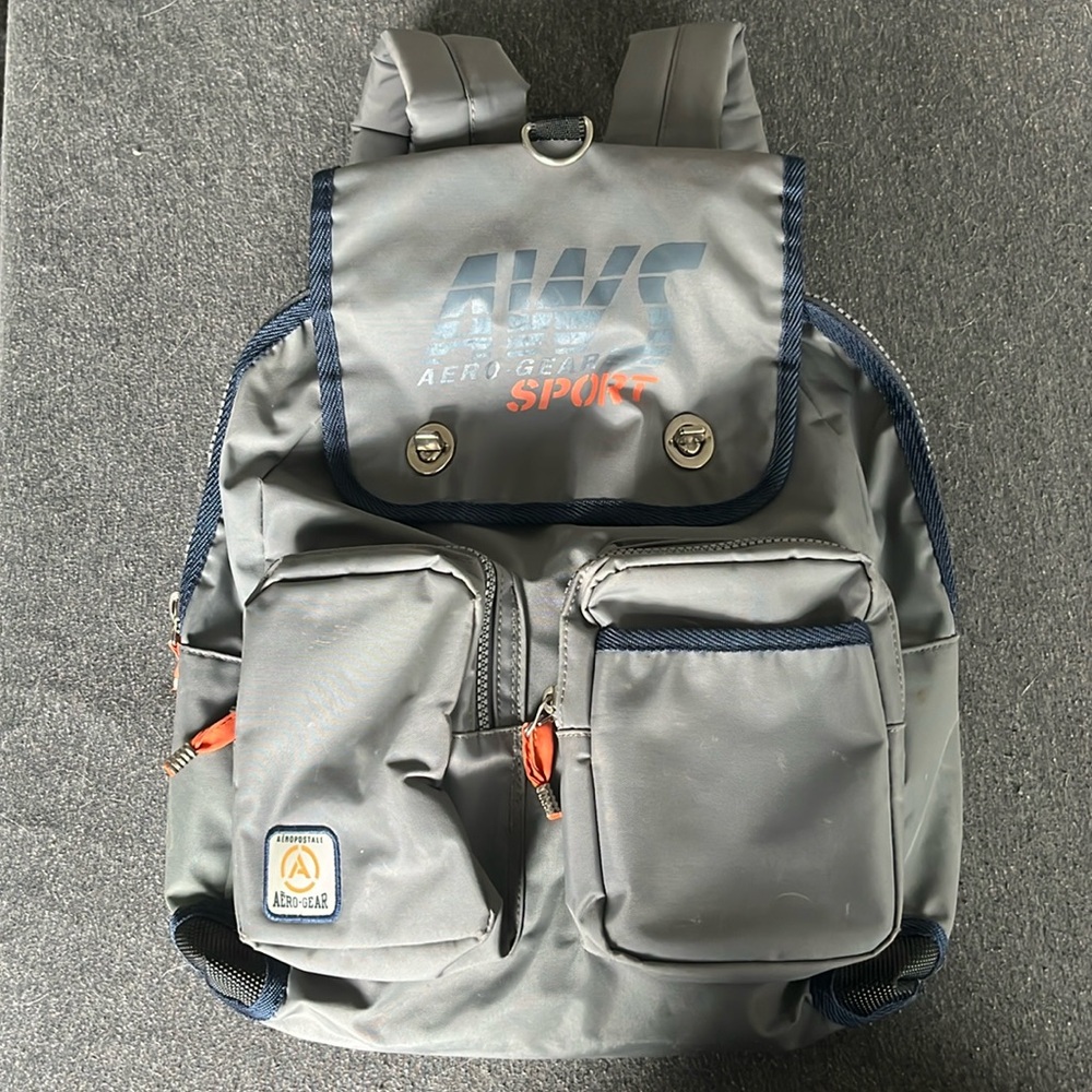 90’s Aeropostale Backpack, Gray , in very good condition. Inside Orange liner.